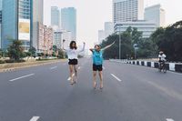 Unik! Piknik hingga Nyetrika di Tengah Jalan Ibu Kota yang Kosong