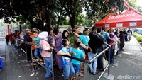 Mereka rela antre untuk melihat suasana Jakarta yang sepi dan lengang karena libur Lebaran.