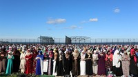 Umat muslim terlihat khusyuk mengikuti salat id. (Foto: REUTERS/Gabriela Bhaskar)