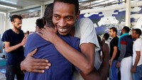 Umat muslim di Libia saling bersalaman dan berpelukan dalam merayakan Idul Fitri kali ini. (Foto: REUTERS/Ismail Zitouny)