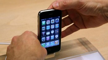 iPhone 3GS membuat Apple makin berjaya di pasar smartphone meski kala itu harus menantang nama besar seperti Nokia dan BlackBerry yang masih berjaya. Foto: Getty Images
