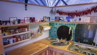 Truk pemadam kebakaran dilengkapi dengan semua kebutuhan, seperti tempat tidur ukuran penuh, lemari, ruang makan, kamar mandi dan dapur lengkap dengan oven dan peralatan listrik. Rumah off-grid juga dilengkapi dengan tangki bensin, air tawar dan tangki air abu-abu dan panel surya di atap. Istimewa/Inhabitat.