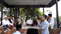 Usai bersalam-salaman, Anies dan warga kampung berkumpul di satu gazebo yang terletak di antara makam. Semua warga, termasuk Anies, kemudian duduk bersila dan mulai melantunkan ayat-ayat yasin dan doa.