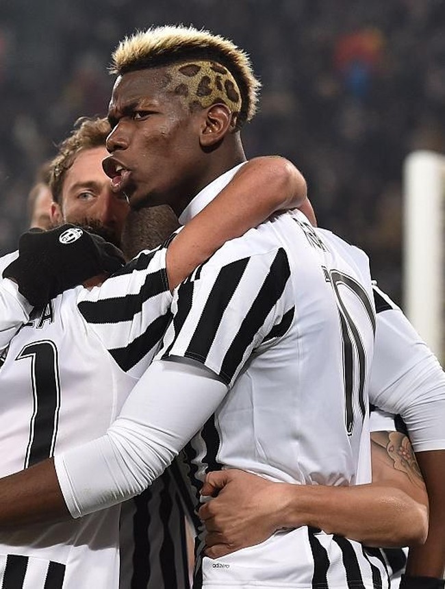 Semasa bermain untuk Juventus, pesepakbola berdarah Guinea ini muncul dengan rambut mohawk pirang. Tak hanya itu, rambut sampingnya dicepak tipis dan dihiasi motif leopard nan eksentrik. (Foto: Getty Images)