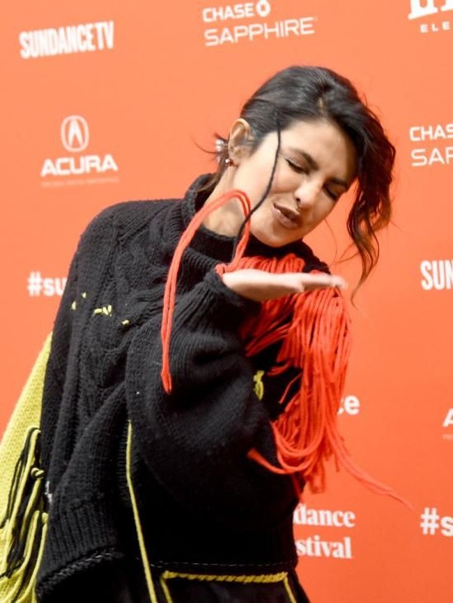 Priyanka Chopra merupakan penggemar junkfood, tapi ia bisa menjaga bentuk tubuhnya tetap ramping dan ideal, padahal ia mengaku tidak pernah diet ketat. Apa rahasianya? Ketika merasa busananya sempit, ia baru akan makan sehat. Namun saat ia senang dengan penampilannya maka tak masalah untuk makan junk food. (Foto: Getty Images)