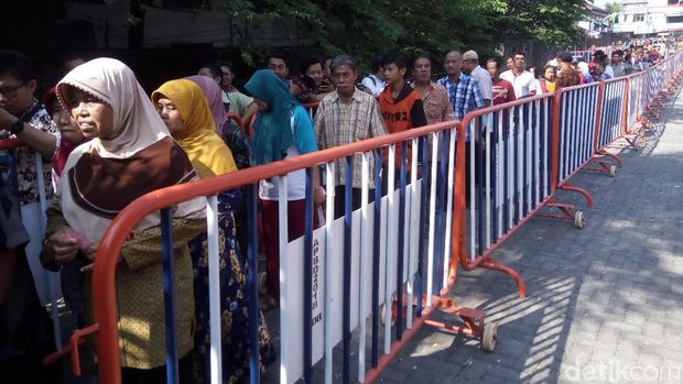 Mudik ke Solo, Presiden Jokowi Bagi-bagi Sembako