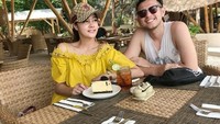 Cantik dan ganteng. Pasangan ini terlihat asyik bersantai sambil menikmati sepotong cheese cake dan es teh. Foto: Instagram @rifkybalweel /@bibyalraen13