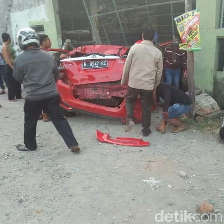 Mobil Bawa Miras Tabrak Toko Bangunan di Demak, 5 Orang Luka Mobil Bawa Miras Tabrak Toko Bangunan di Demak, 5 Orang Luka