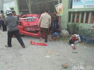 Mobil Bawa Miras Tabrak Toko Bangunan di Demak, 5 Orang Luka