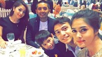 Makan di acara nikahan. Rifky pun terlihat senang menikmati makanan bersama. Foto: Instagram @rifkybalweel /@bibyalraen13