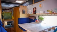 Selain mengosongkan interior, Schlüters membuat truk pemadam kebakaran lebih layak huni dengan mengangkat atap untuk menambah jendela tambahan dan memasukkan insulasi dan kabel. Istimewa/Inhabitat.