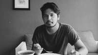Semangkuk soto, nasi putih, telur rebus, dan sepiring kerupuk renyah jadi menu makan siang Petra. Foto: Instagram @petra_sihombing