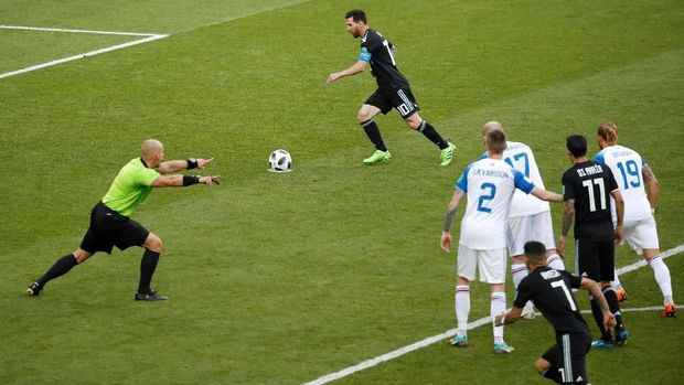 Lionel Messi gagal mengeksekusi penalti pada laga lawan Islandia.