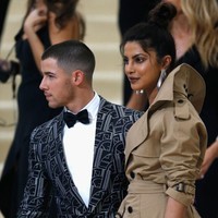 Hubungan Nick Jonas dan Priyanka Chopra tampaknya sudah semakin serius. Nick bahkan telah memperkenalkan Priyanka ke keluarganya. Akhir pekan lalu, Nick tampak mengajak Priyanka hadir di pernikahan sepupunya. Apa yang membuat mantan personel Jonas Brothers itu kepincut wanita yang 10 tahun lebih tua darinya? (Foto: Getty Images)