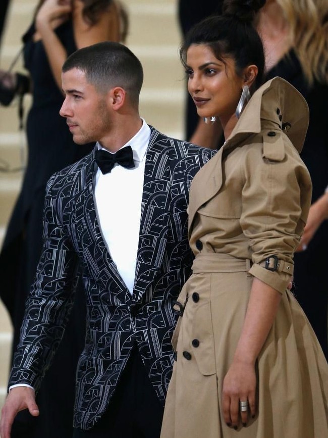Hubungan Nick Jonas dan Priyanka Chopra tampaknya sudah semakin serius. Nick bahkan telah memperkenalkan Priyanka ke keluarganya. Akhir pekan lalu, Nick tampak mengajak Priyanka hadir di pernikahan sepupunya. Apa yang membuat mantan personel Jonas Brothers itu kepincut wanita yang 10 tahun lebih tua darinya? (Foto: Getty Images)