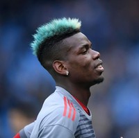 Selain merah dan pirang, Paul Pogba juga pernah mewarnai rambutnya dengan cat biru terang yang mencolok. (Foto: Getty Images)