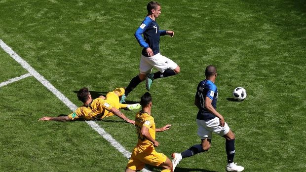 Pemain timnas Prancis Antoine Griezmann saat ditekel pemain timnas Australia Josh Risdon, dalam pertandingan di Kazan Arena, Kazan, Rusia, 16 Juni.