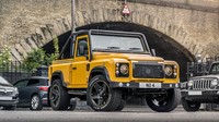 Pada bagian kaki-kaki, mobil menggunakan satu set pelek Mondial baru 9 x 20 inci di bagian depan dan belakang, serta ban Cooper 275/55/20 yang menambah daya tarik mobil. Foto: dok. khan design