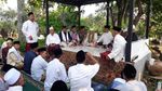 Foto: Anies Halalbihalal dengan Warga di Makam