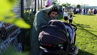 Ada juga ibu-ibu yang membawa anak mereka ikut salat id di lokasi ini. (Foto: REUTERS/Gabriela Bhaskar)