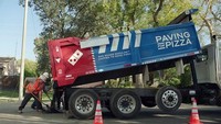 Sebuah perusahaan produsen Pizza terkenal di AS pun melakukan kampanye yang bertajuk Paving for Pizza atau menambal (jalan) untuk Pizza. Foto: Dok. Boredpanda