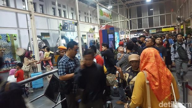 Hari Kedua Lebaran, Stasiun Senen Masih Dipadati Pemudik