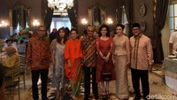 Sejumlah pejabat dan pengusaha sore ini berkumpul di kediaman Ketua Umum Kamar Dagang dan Industri (Kadin) Indonesia Rosan P. Roeslani. Mereka menghadiri acara halalbihalal yang digelar Rosan pada hari kedua Lebaran ini.