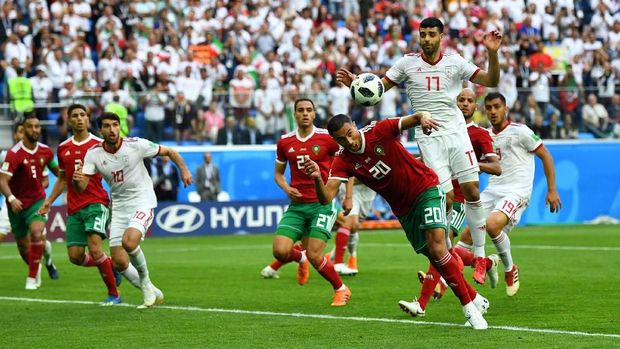 Aziz Bouhaddouz mencetak gol bunuh diri pertama di Piala Dunia 2018.