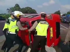Angkot Terguling di Km 60 Tol Cikampek Arah Jakarta, Lalin Padat