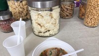 Mulai dari aneka santapan Lebaran, bakso, dan kue-kue kering disajikan oleh sang pemilik rumah yang menyelenggarakan open house (Istimewa/Puspita)