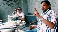 Difoto oleh si kecil Acen. Istri dan Rifky sedang makan bersama. Kira-kira makan apa ya? Foto: Instagram @rifkybalweel /@bibyalraen13