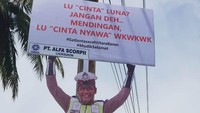 Spanduk imbauan untuk pemudik yang lucu di beberapa titik jalan lintas provinsi Medan-Banda Aceh yang masuk wilayah hukum Polres Aceh Utara. Lokasi pemasangannya pun di tempat-tempat yang dianggap rawan kecelakaan. Salah satunya seperti ‘Lu “CINTA” Luna? Jangan deh, mendingan Lu “CINTA” nyawa wkwkwk’. Foto: Polantas Aceh Utara