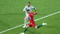 Laga pembuka Grup B Piala Dunia 2018 antara Portugal melawan Spanyol berakhir seri 3-3 pada Sabtu (16/6) kemarin. Cristiano Ronaldo memborong semua gol untuk negaranya (Lucy Nicholson/Reuters)