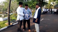 Ia tampak akrab bersalam-salaman dengan warga kampungnya.