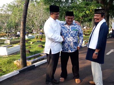 Foto: Anies Halalbihalal dengan Warga di Makam