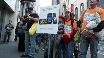 Antrean panjang terjadi di Apple Store di San Francisco di mana pembeli sudah tak sabar menjadi salah satu pembeli pertama iPhone 3GS. Foto: Getty Images