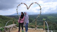 Sebelumnya obyek wisata ini hanyalah bukit dan perkebunan teh biasa. Menurutnya, karena memiliki potensi wisata yang sangat bagus, warga sekitar mengubah bukit kebun teh yang sebelumnya dipenuhi rumput liar menjadi bukit yang diubah sedemikian rupa untuk melihat pemandangan hamparan perkebunan teh. (Wisma Putra/detikTravel)