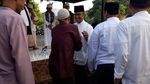 Foto: Anies Halalbihalal dengan Warga di Makam