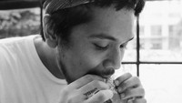 Besar di keluarga yang dekat dengan musik, membuat Petra handal dalam bernyanyi. Selain bernyanyi, Petra juga gemar menyantap berbagai makanan. Foto: Instagram @petra_sihombing
