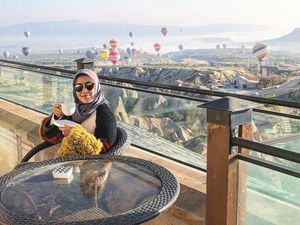 Makin Cantik Saat Berhijab, Intip 10 Gaya Kulineran Ratna Galih