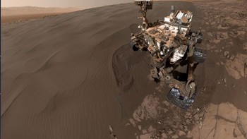 Kendaraan Curiosity milik NASA seolah sedang melalukan foto selfie, yang diambil pada tanggal 19 Januari 2016. Saat itu, si rover dalam perjalanan di bukit pasir yang dinamakan Namib. (Foto: NASA)
