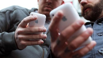 iPhone 3GS ini mulai tersedia untuk dipesan pada 7 Juni 2009 dan dipasarkan mulai 19 Juni di Amerika Serikat, Kanada dan 7 negara di Eropa. Foto: Getty Images