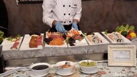 Untuk menjamu tamu yang hadir Rosan menyediakan berbagai menu makanan. Mulai dari makanan Asia sepertu Sushi, Sashimi, Salmon.