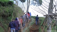 Obyek wisata yang menyuguhkan  sunrise ini baru dibangun enam bulan ke belakang, dan pengelolaannya dikelola oleh warga sekitar dan bekerjasam dengan PTPN VIII. (Wisma Putra/detikTravel)