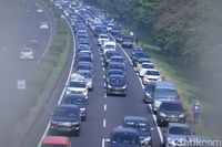 Libur Lebaran, Antrean Kendaraan Mengular di Exit Tol Cileunyi