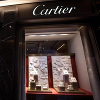 Para artisan Cartier di Paris, Prancis, hanya memiliki waktu selama delapan minggu untuk menciptakan ulang kalung tersebut sebelum shooting dimulai. Kalung terbuat dari bahan alami bernama zirconium oxide yang bagian atasnya dihiasi emas putih untuk memperbesar tampilan berlian agar terlihat seperti aslinya. (Foto: Getty Images)