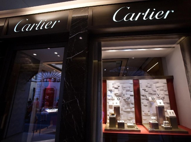 Para artisan Cartier di Paris, Prancis, hanya memiliki waktu selama delapan minggu untuk menciptakan ulang kalung tersebut sebelum shooting dimulai. Kalung terbuat dari bahan alami bernama zirconium oxide yang bagian atasnya dihiasi emas putih untuk memperbesar tampilan berlian agar terlihat seperti aslinya. (Foto: Getty Images)