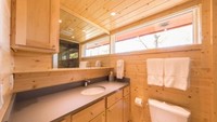 Canoe Bay adalah tempat liburan yang populer selama beberapa tahun terakhir yang menyajikan liburan bertema desa wisata. Istimewa/Inhabitat.