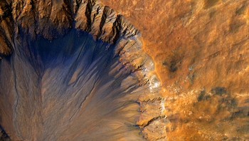 Gambar ini ini terlihat indah, dirilis pada bulan Juni 2015, menampilkan Kawah Crisp di Sirenum Fossae. (Foto: NASA)