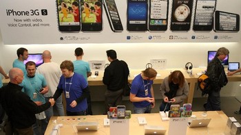 Apple Store dipenuhi pengunjung yang antusias ingin menjajal iPhone 3GS. Foto: Getty Images